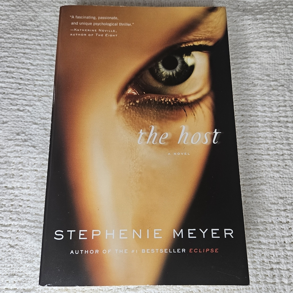 The Host by TWILIGHT'S Stephenie Meyer Paperback Book